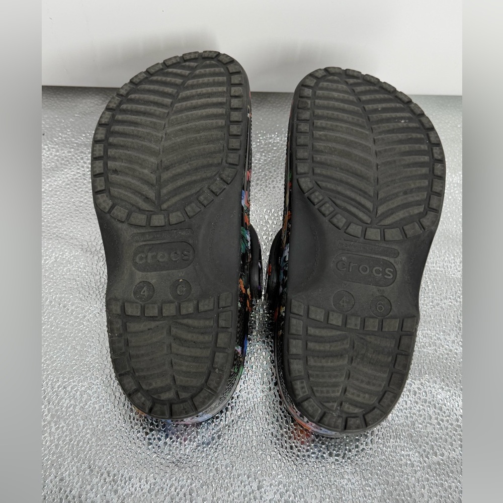 Crocs Classic Floral Clogs Black Multicolor Garden Print Women’s 6 / Men’s 4 - Picture 7 of 9